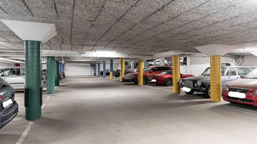 Garage med många platser, alla lägenheter har varsin plats som ingår i månadsavgiften!